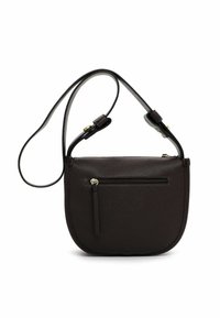 Ciemnobrązowa torebka crossbody z fakturowanej skóry z regulowanym paskiem i przednią kieszonką na zamek błyskawiczny na białym tle.