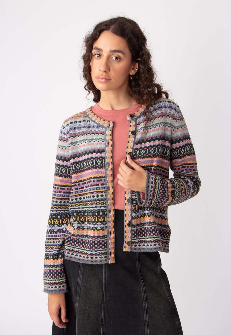 Cardigan lavorato a maglia con motivi geometrici multicolori, tonalità di grigio e rosa, scollo rotondo e apertura con bottoni. Texture morbida e maniche lunghe.