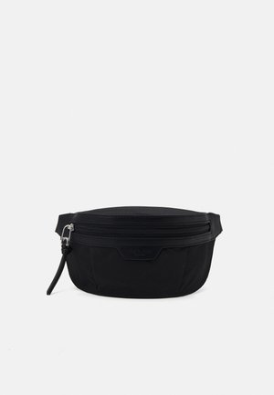 Czarna materiałowa nerka z przednią kieszenią na zamek i regulowanym paskiem, zaprojektowana do noszenia na rękach.