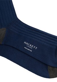 Marlové modré žebrové ponožky s tmavě šedými akcenty, obsahující logo "Hackett London" a detail "Ruční spojení špičky" na boku.