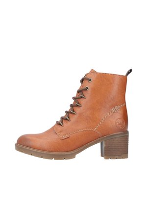 Botte de cheville en cuir marron avec un laçage, bout rond et talon empilé. Présente des détails de couture et un logo sur le côté.