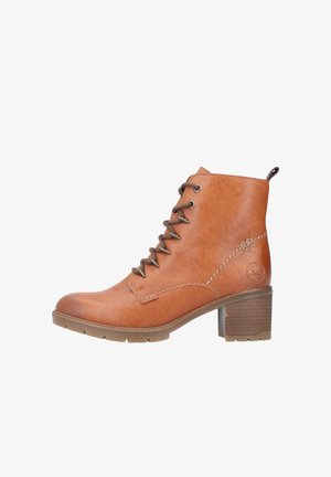 Botte de cheville en cuir marron avec un laçage, bout rond et talon empilé. Présente des détails de couture et un logo sur le côté.