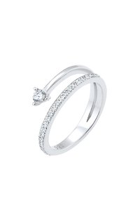 Zilveren ring met een enkele ronde diamant en een band versierd met kleine sprankelende stenen, met een strakke en minimalistische lijn.