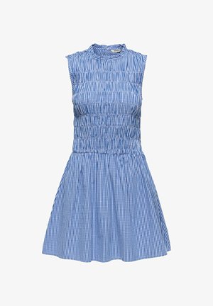 Ermeløs blå og hvit rutete kjole med høy rysjekantet hals og innsvingt, elastisk liv og midje, vid skjørtdel.