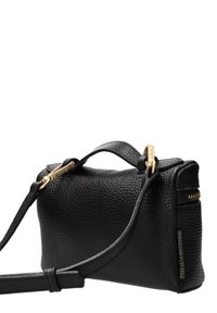 Czarna torebka skórzana o fakturze z metalowymi akcentami w odcieniu złotym, z górnym uchwytem, regulowanym paskiem na ramię, zamknięciem na zamek oraz metką marki po boku.