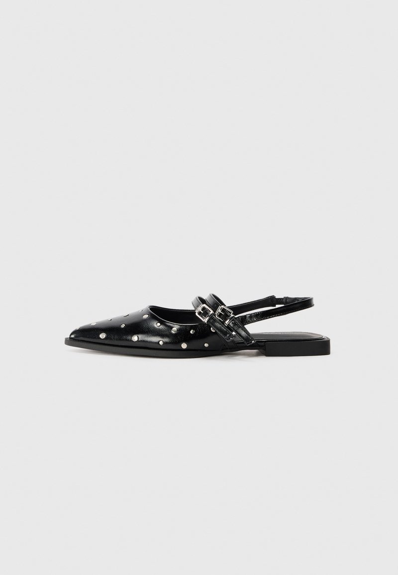 Svart lær slingback-sko med spiss tå, sølvnagler, doble spenne-detaljer, flat såle og glatt tekstur.