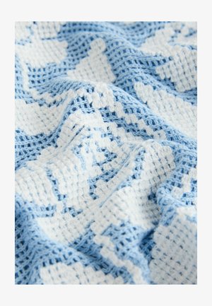 Gehäkelte Decke in Hellblau und Weiß mit einem geometrischen Muster und einer strukturierten, offenen Webart. Weich, gemütlich und vielschichtig im Erscheinungsbild.