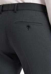 Dunkelgraue, maßgeschneiderte Hosen aus leichtem Stoff, mit einer Gesäßtasche mit einem schwarzen Knopf und flacher Vorderseite.