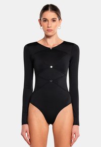 Body lungo nero a maniche lunghe con design aderente, scollatura rotonda e tre decorazioni argentate sul davanti, caratterizzato da una texture liscia.