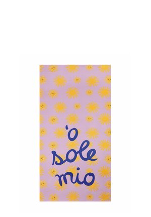 Lila Hintergrund mit wiederholten gelben Sonnen mit Gesichtern und blauem kursivem Text in der Mitte mit der Aufschrift „o' sole mio“.