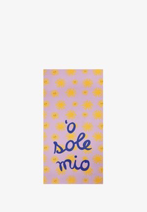 Fond violet avec des soleils jaunes répétés avec des visages et un texte bleu en cursive au centre indiquant « o' sole mio ».