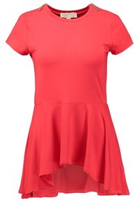 Röd kortärmad klänning med asymmetrisk fåll, tillverkad av mjukt tyg, med guldfärgad blixtlåsförsköning vid axlarna.