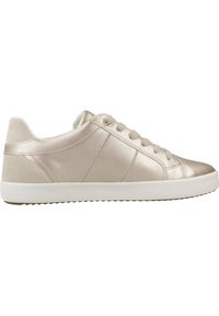 Sneaker metallico beige con tomaia in pelle liscia e suede, dotata di una suola in gomma bianca e sei occhielli per i lacci con accenti dorati.