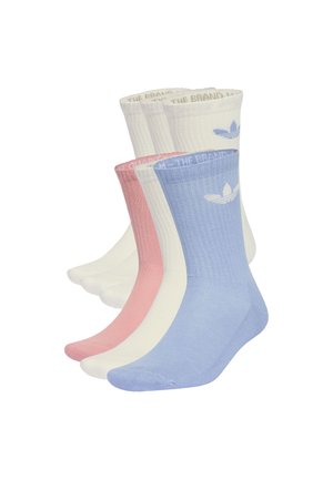Quatre paires de chaussettes Adidas crew en bleu clair, rose et blanc, chacune avec le logo trefoil d’Adidas près du bord-côte.