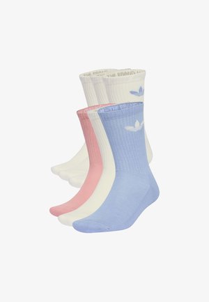 Fire par Adidas crew sokker i lyseblå, pink og hvid, hver med Adidas trefoil-logo nær kanten.