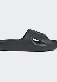 Mules noires en caoutchouc flexible, avec une forme profilée, bout ouvert et des trous de ventilation sur les côtés. Semelle texturée pour une meilleure adhérence.