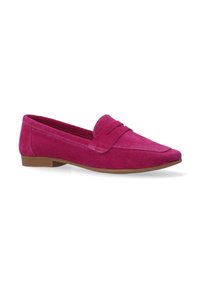 Fuchsia suède instappers met een lage hak, spitse neus en decoratieve gestikte accent over de voorkant. Gladde textuur en eenvoudig ontwerp.