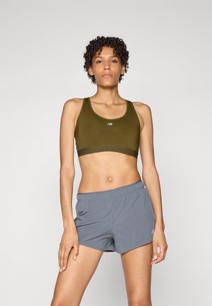 New Balance ESSENTIAL RUN BRA - Sportmelltartó közepesen nehéz sportoláshoz - woodland