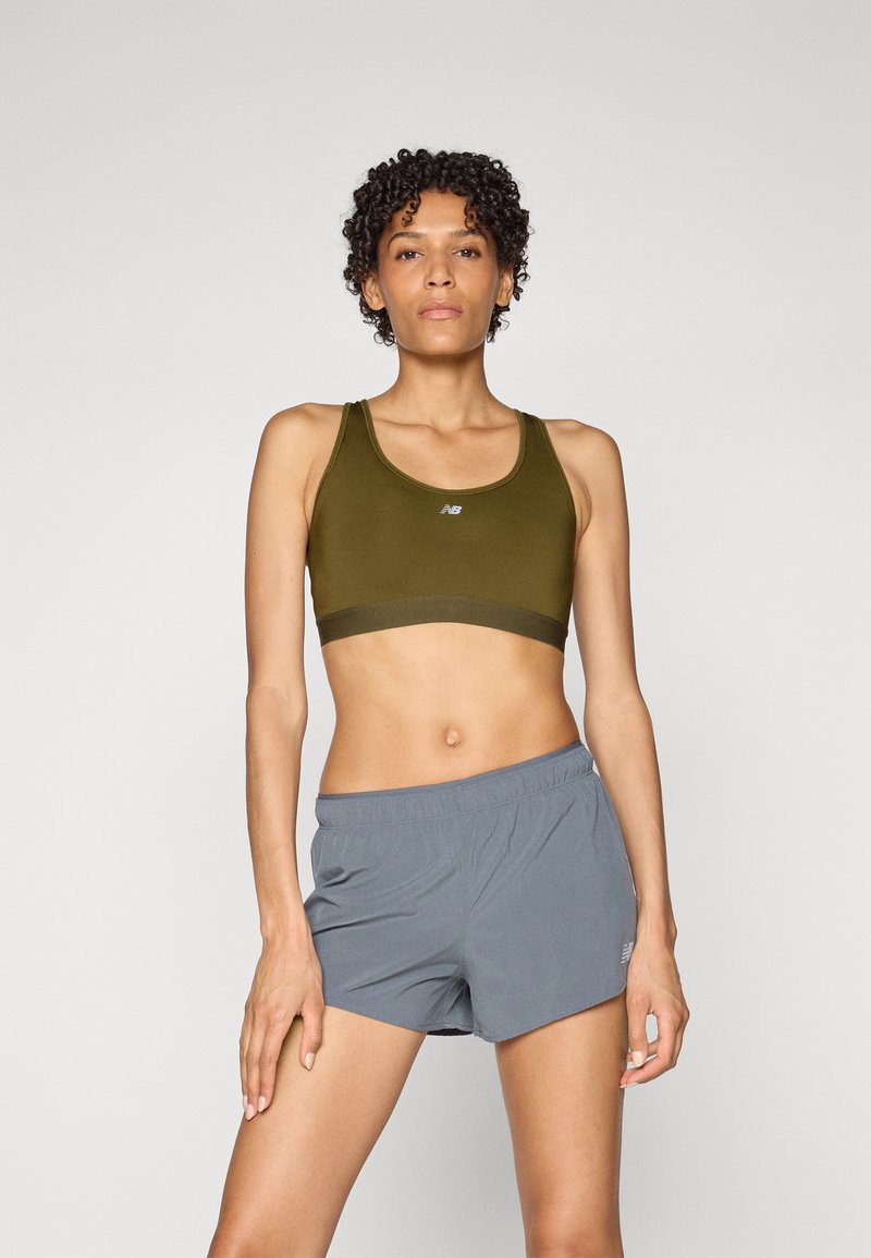 New Balance ESSENTIAL RUN BRA - Sportmelltartó közepesen nehéz sportoláshoz - woodland