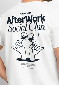 Weißes T-Shirt mit schwarzem Grafikdesign. Text beinhaltet "Neverless" und "AfterWork Social Club." mit Illustrationen von zwei anstoßenden Gläsern.