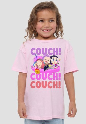 Rosa Baumwoll-T-Shirt mit cartoonhaften Figuren, die auf einer Couch entspannen, mit kräftigem Text "COUCH! COUCH! COUCH!" in verschiedenen Rosatönen.