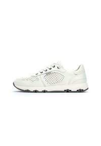 Zapatilla blanca perforada con acentos grises, mediopie amortiguado, cordones redondos y una suela de goma texturizada. Presenta un diseño atlético y elegante.