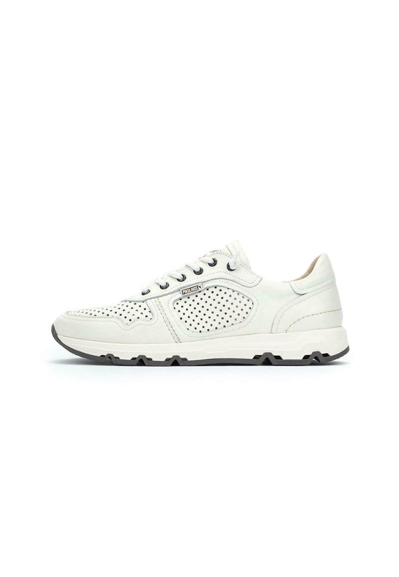 Zapatilla blanca perforada con acentos grises, mediopie amortiguado, cordones redondos y una suela de goma texturizada. Presenta un diseño atlético y elegante.