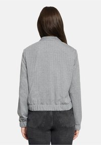 Szary, paskowany sweatshirt z prążkowanym kołnierzykiem i pasem, z długimi rękawami i gładką fakturą. Widok od tyłu nie zawiera dodatkowych detali.