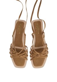 Bruna högklackade sandaler i mocka med fyrkantig tå, flera remmar och vadderad innersula.