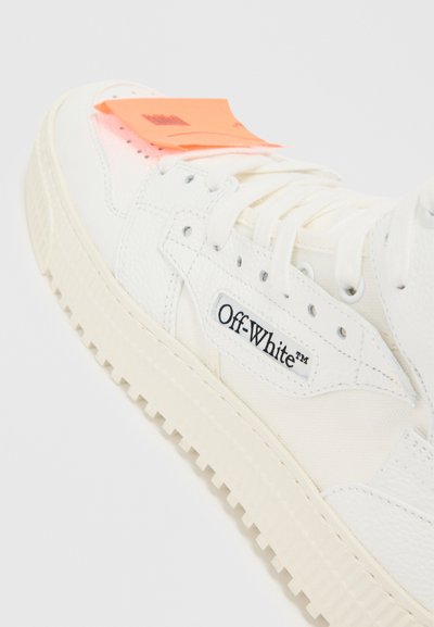 Bílé tenisky s texturovaným koženým svrškem, kulatou špičkou a silnou gumovou podrážkou. Obsahují oranžovou visačku a branding "Off-White" na boku.