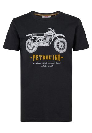 Czarny t-shirt z białą ilustracją vintage motocykla z numerem 73 oraz żółtym napisem "PETROL IND" poniżej.