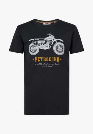 Czarny t-shirt z białą ilustracją vintage motocykla z numerem 73 oraz żółtym napisem "PETROL IND" poniżej.