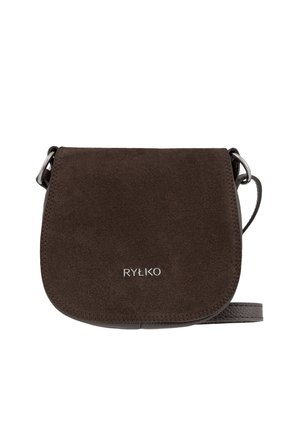 Bruine suède crossover tas met een gebogen klep, zilveren hardware en gegraveerde branding. Zachte textuur en minimalistisch ontwerp.