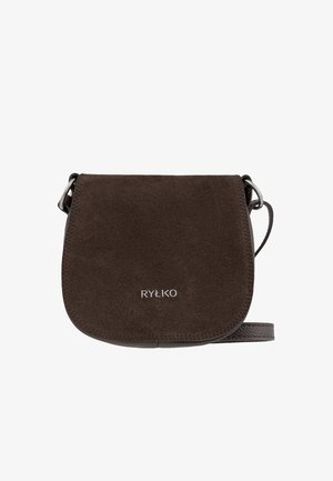Bolso cruzado de ante marrón con una solapa curva, herrajes de plata y marca grabada. Textura suave y diseño minimalista.