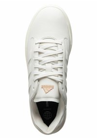 Sneaker bianca con tomaia in pelle liscia, lacci a contrasto e logo Adidas rosa sulla linguetta. Include una soletta nera con una grafica del globo.