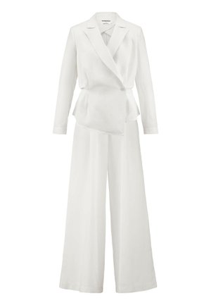Completo bianco leggero composto da un blazer su misura con rever a punta e pantaloni a gamba larga, entrambi in un tessuto morbido.