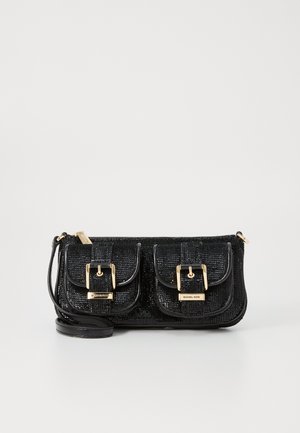 Zwarte gevlochten clutch met twee voorvakjes, gouden hardware accenten en een afneembare schouderriem; gladde textuur en compact ontwerp.