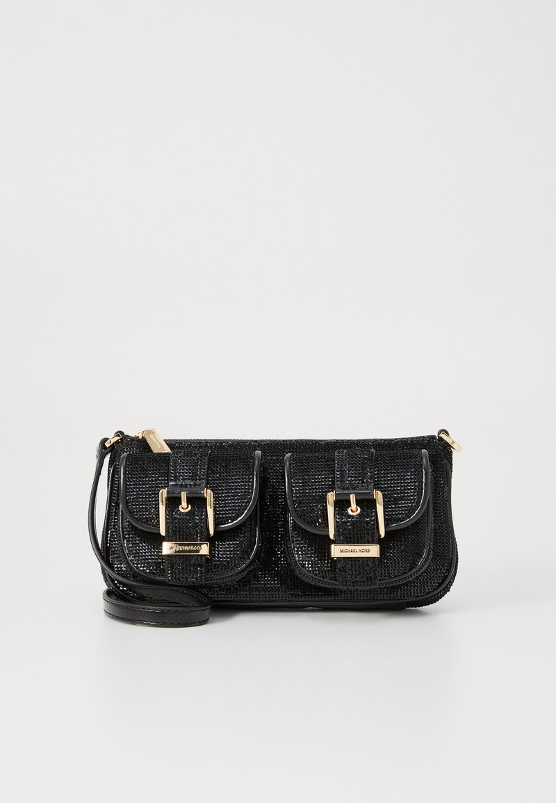 Czarna pleciona kopertówka z dwiema przednimi kieszeniami, złotymi akcentami, odpinanym paskiem na ramię; gładka faktura i kompaktowy design.