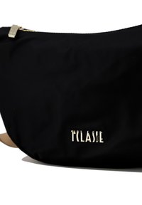 Borsa nera in nylon con una texture liscia, dotata di una zip dorata e del logo del marchio impresso nella parte anteriore. Design compatto e dal look elegante.