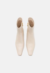 MICHAEL Michael Kors COSMO KITTEN BOOTIE - Klasični gležnjarji - light cream