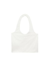 Witte stoffen tas met een ronde, diepe uitsnijding als handvat, met een gladde textuur en een minimalistisch ontwerp zonder patronen of versieringen.