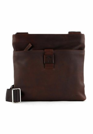 Braune Leder-Crossbody-Tasche mit strukturiertem Finish, versehen mit einem Vorderklappenverschluss, Nähakzenten und einem Metalldornriemen.