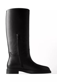 Botte haute en cuir noir avec fermeture éclair latérale et petit talon bloc sur fond blanc, vue du côté extérieur.