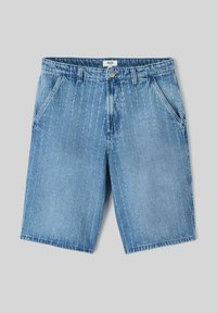 Shorts en denim bleu clair avec des rayures verticales décolorées, poches avant, fermeture à bouton et coupe droite.