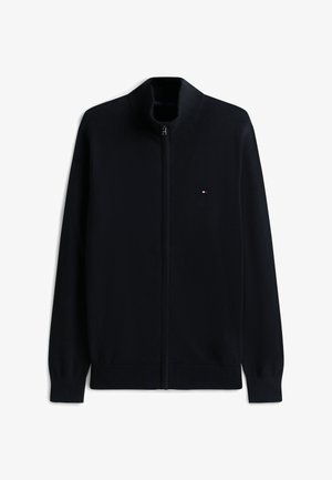 Schwarze Vollzip-Kardigan mit geripptem Kragen, Ärmeln und Saum, mit einem kleinen rot-weiß-blauen Logo auf der linken Brust.