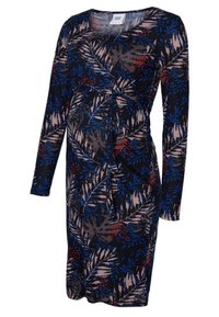 Schwangerschafts Kleid aus dunklem Stoff mit einem botanischen Muster, das blaue und cremefarbene Blätter sowie rote Akzente zeigt. Lange Ärmel und geraffter Taillenschnitt.