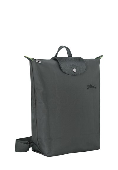 Graue Nylon-Tasche mit einem strukturierten Lederklappen, Reißverschlussverschluss, verstellbarem Tragegurt und einem kleinen Logo eines springenden Pferdes.