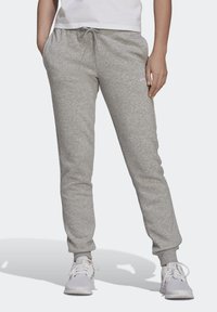 Grijze sweatpants van zacht materiaal met een elastische tailleband en trekkoord, voorzien van rib gebreide boorden en een subtiele logo-accent aan de zijkant.