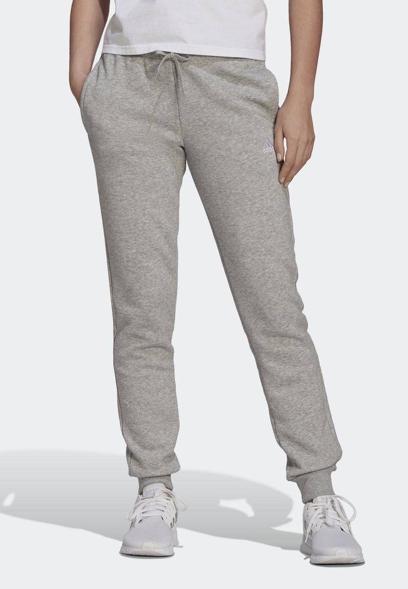 Grijze sweatpants van zacht materiaal met een elastische tailleband en trekkoord, voorzien van rib gebreide boorden en een subtiele logo-accent aan de zijkant.