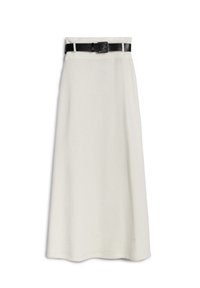 Witte gebreide rok met een aangesloten tailleband en een zwarte leren riem. De rok heeft een rechte silhouette en valt onder de knie.